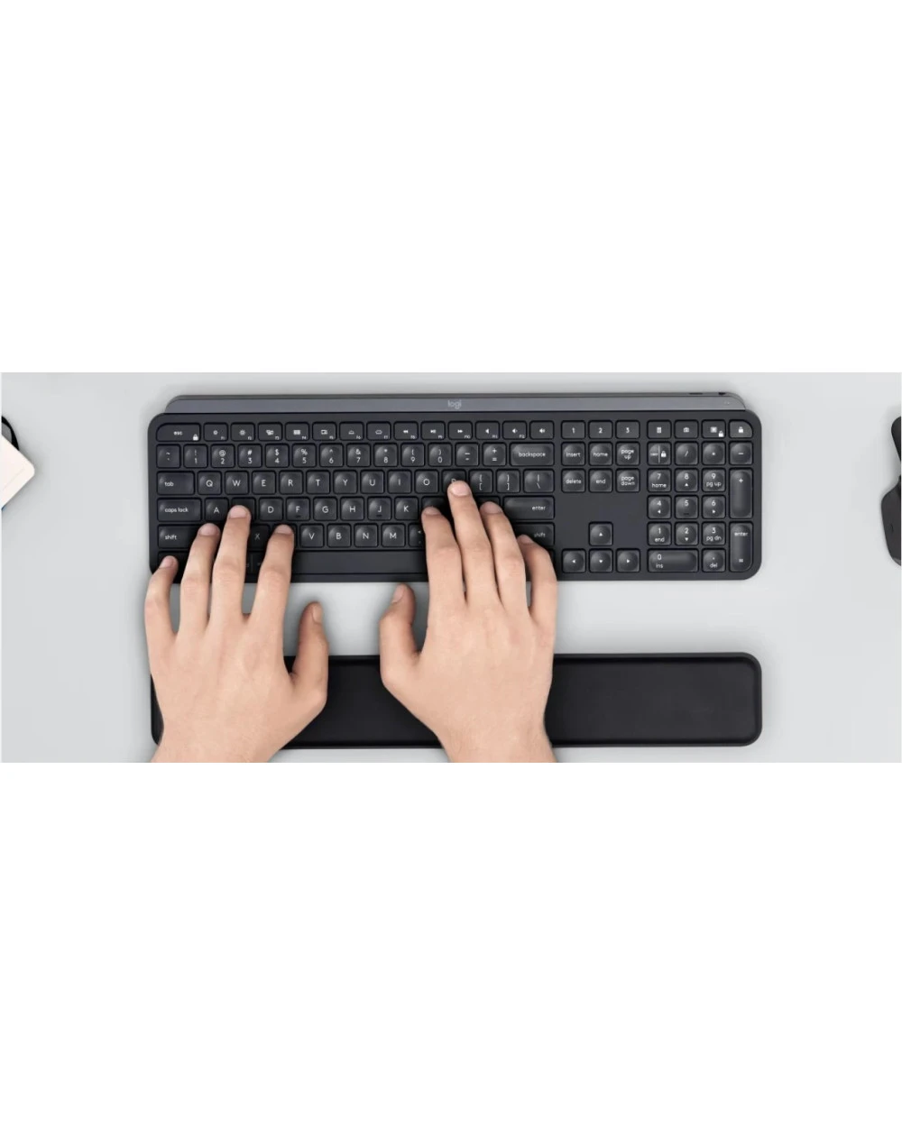 Le clavier sans fil Logitech MX Keys Plus AZERTY avec repose-poignets allie confort, précision et design élégant, idéal pour les professionnels exigeants.